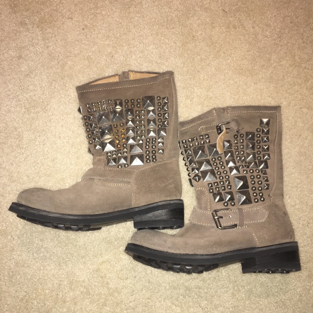 Ash boots